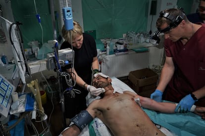 Frente de Zaporiyia, 16-07-2023. Un militar con un balazo en el brazo es operado en un hospital improvisado a unos kilómetros del frente de Zaporiyia. FOTO: LUIS DE VEGA