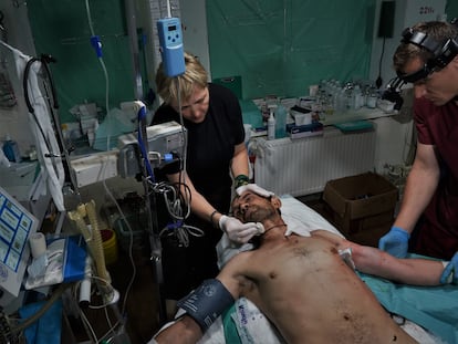 Frente de Zaporiyia, 16-07-2023. Un militar con un balazo en el brazo es operado en un hospital improvisado a unos kilómetros del frente de Zaporiyia. FOTO: LUIS DE VEGA