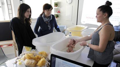 Pr&aacute;cticas con un mu&ntilde;eco durante una clase de la Escuela de Padres. 