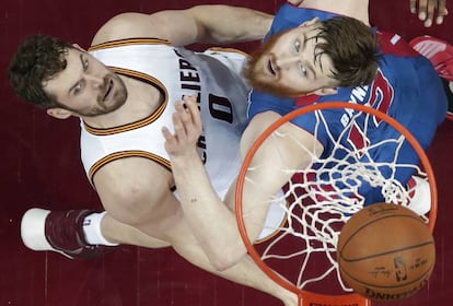 Kevin Love y Aron Baynes.