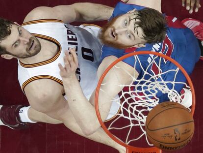 Kevin Love y Aron Baynes.