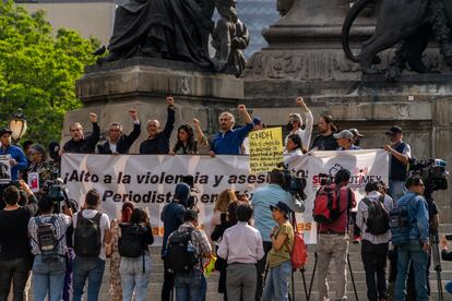 Periodistas mexicanos gritan consignas durante una protesta en el Ángel de la independencia de Ciudad de México