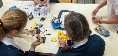 Ni&ntilde;os del Colegio Sagrado Coraz&oacute;n de Rosales construyen un robot renacuajo de BQ y lo programan para que sea capaz de seguir un circuito.