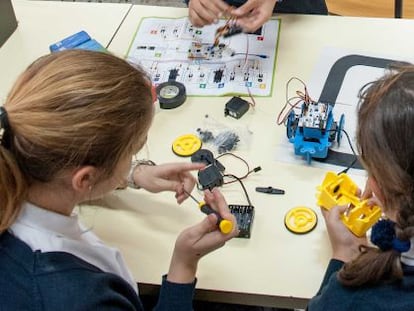 Ni&ntilde;os del Colegio Sagrado Coraz&oacute;n de Rosales construyen un robot renacuajo de BQ y lo programan para que sea capaz de seguir un circuito.