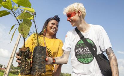 Los activistas Anita Juruna, indígena brasileña de 18 años, y Elijah Mackenzie-Johnson, británico de 15 años en la Amazonia.