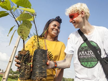 Los activistas Anita Juruna, indígena brasileña de 18 años, y Elijah Mackenzie-Johnson, británico de 15 años en la Amazonia.