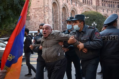 La policía armenia deteniente a un manifestante cerca del edificio del Gobierno, en Ereván, este martes.