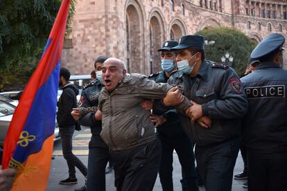 La policía armenia deteniente a un manifestante cerca del edificio del Gobierno, en Ereván, este martes.