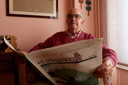 Ram&oacute;n Roca con un ejemplar de &#039;El Viajero&#039;. 