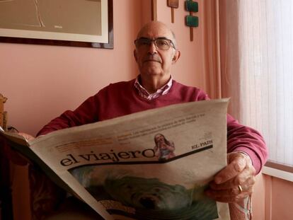 Ram&oacute;n Roca con un ejemplar de &#039;El Viajero&#039;. 