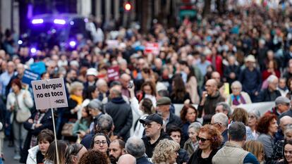 Miles de personas participan en la manifestación convocada con motivo del 25 d'abril por Acció Cultural del País Valencià para defender los derechos lingüísticos y la memoria democrática, y para rechazar el fascismo.