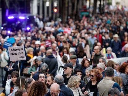 Miles de personas participan en la manifestación convocada con motivo del 25 d'abril por Acció Cultural del País Valencià para defender los derechos lingüísticos y la memoria democrática, y para rechazar el fascismo.