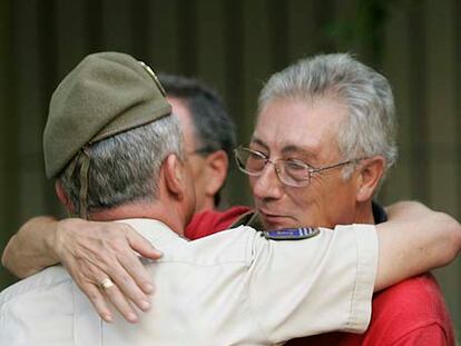 El jefe del Estado Mayor de la Fuerza Terrestre, Marín Bello Crespo, se abraza a Fernando Yruela, suegro del soldado Germán Pérez.