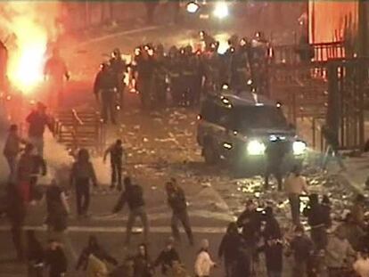 Grupos de ultras atacan a la policía la noche del viernes en Catania.