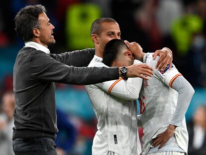Thiago y Luis Enrique consuelan a Pedri tras la eliminación de España.