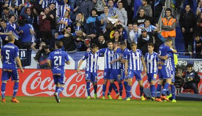 Los jugadores del Alavés celebra el gol de Deyverson.