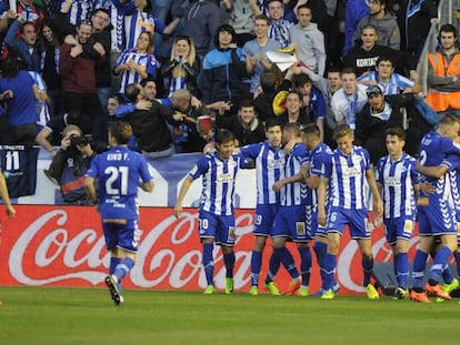 Los jugadores del Alav&eacute;s celebra el gol de Deyverson.