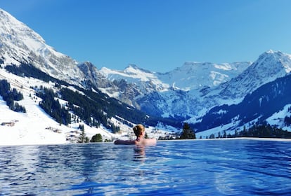 El hotel suizo The Cambrian cuenta con un 'spa' de 750 metros cuadrados, uno de cuyos espacios más espectaculares es esta piscina exterior con vistas a las montañas nevadas.