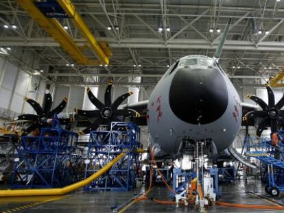 Ensamblaje de un A-400M en la planta de Alestis en Sevilla.