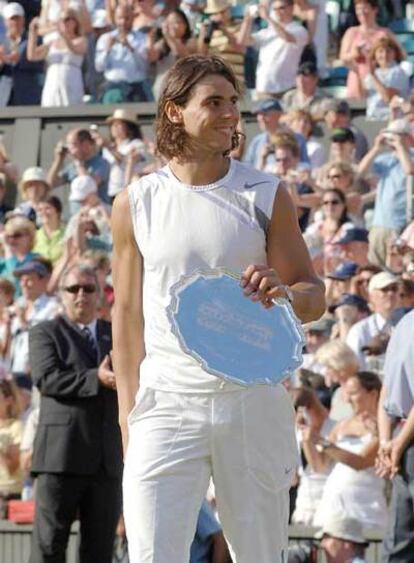 Nadal, con el trofeo de subcampeón de Wimbledon.