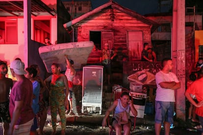 Moradores aguardam o controle das chamas com os móveis e eletrodomésticos que conseguiram salvar. 