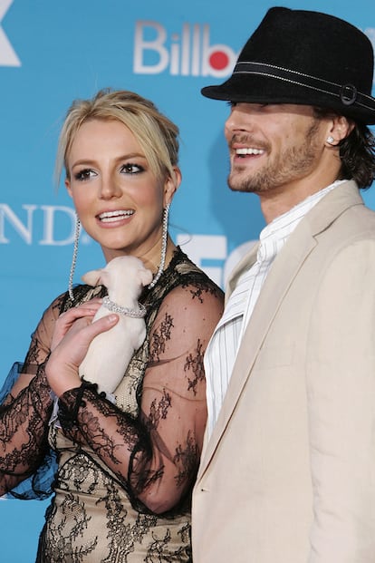 Britney Spears y Kevin Federline

Tres meses de cortejo le valieron a este bailarín suplente en la gira de Britney Spears para conquistar a su jefa, pasando por la vicaría en Octubre de 2004. La pareja, con dos hijos en común, nos hizo testigos de los peores momentos de la estrella del pop, llevándola a ingresar en un centro de rehabilitación. Su unión duró dos años pero la batalla legal entre ellos todavía perdura. Este pasado marzo varios medios se hicieron eco de la petición de Federline de multiplicar por tres los 20.000 euros mensuales de pensión económica que recibe para la manutención de los pequeños.