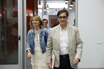El presidente del Govern, Salvador Illa, junto a la portavoz del PSC, Lluïsa Moret, en una reunión de la Comisión ejecutiva del PSC.