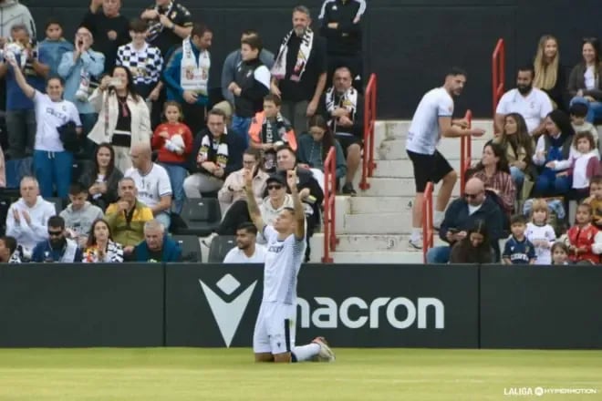 Tragedia en Segunda división: muere un aficionado en las gradas del Ceuta-Almería