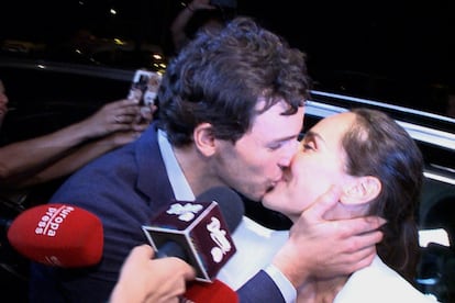 Íñigo Onieva y Tamara Falcó se despiden tras la celebración de su fiesta de preboda en el hotel Mandarín Oriental Ritz de Madrid, el 7 de julio.