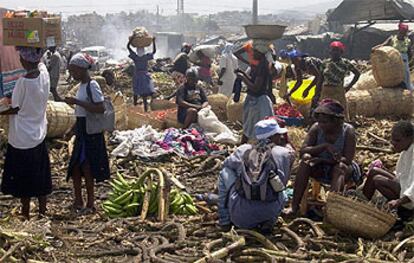 Mujeres haitianas acuden al mercado del barrio de La Saline, uno de los más pobres de Puerto Príncipe.