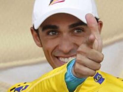 El ciclista Alberto Contador exhibe su maillot amarillo en el Tour de Francia que se disputa estos días