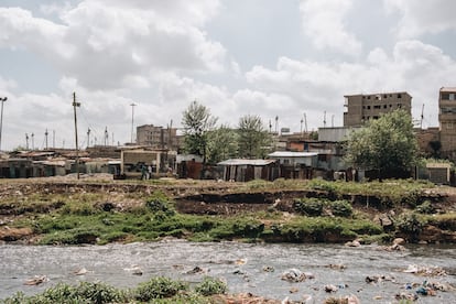 En este tramo del río Nairobi, los miembros de Komb Green Solutions suelen encontrar fetos abandonados.