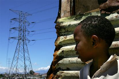 Un niño en la barriada de Khayelitsha, en las proximidades de Ciudad del Cabo (Suráfrica).