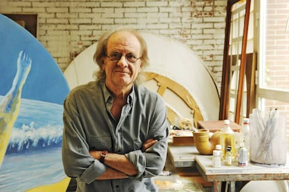 Luis Eduardo Aute posa, en su faceta de pintor, en su estudio de Madrid en el año 2011.