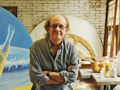 Luis Eduardo Aute posa, en su faceta de pintor, en su estudio de Madrid en el año 2011.