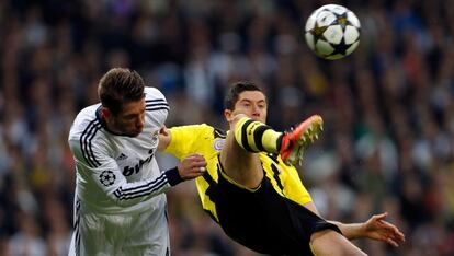 Sergio Ramos pelea por el balón con Lewandowski