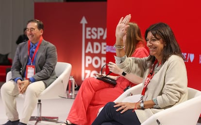 El ministro de Asuntos Exteriores, Unión Europea y Cooperación, José Manuel Albares (izquierda), participa en el ágora 'Adelantando por la Paz' junto a la alcaldesa de París, Anne Hidalgo (derecha). 