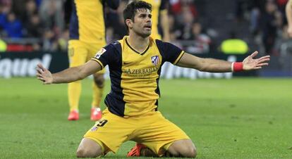 Diego Costa se queja durante el partido.