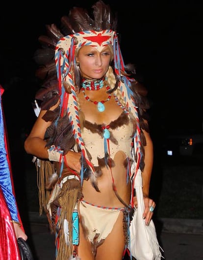 Paris Hilton decidió disfrazarse de india nativa americana 'sexy' en la fiesta de Playboy de 2007, con la piel oscurecida incluida. Ha sido uno de los disfraces que más le han echado en cara por ser poco respetuosas con la comunidad de su país.