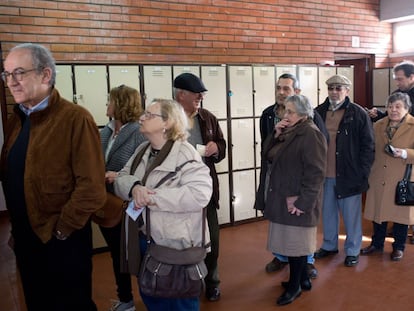 Eleitores fazem fila para votar para presidente em um col&eacute;gio eleitoral em Oeiras, na regi&atilde;o de Lisboa. 