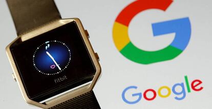 Un reloj inteligente de Fitbit junto a un logo de Google.
