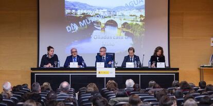 El presidente de la Confederación Hidrográfica, Francisco Marín, segundo por la izquierda, durante un acto oficial en abril.