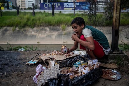 Jesus, 16 anos, come algo que encontrou em um saco de lixo, em Las Mercedes, em Caracas, na Venezuela. Ele está na rua há quatro anos. "Eu não sou de Caracas, eu morava em Maracay (costa central) com minha mãe, 3 irmãos e alguns tios. Meu pai está morto porque ele foi baleado com uma espingarda, ele tinha má conduta. Saí de casa porque não me sentia bem lá, porque lutavam muito pela comida, que não era suficiente para todos, cansei", diz Jesus.