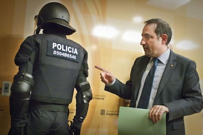 Espadaler ensenya el número d'identificació dels Mossos