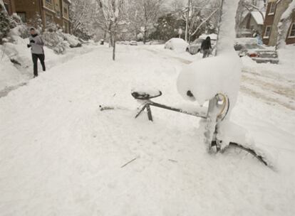 Una bicicleta queda enterrada por la nieve en las calles de Madison, en Wisconsin
