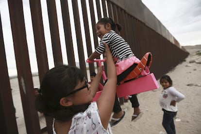 Ronald Rael, um professor de aquitetura na Universidade de Berkeley, desenhou estas gangorras que foram incorporadas a alguns trechos da fronteira com o México. Famílias de ambos os lados da cerca vão a esta região na Cidade de Juárez para que as crianças brinquem. Na imagem, uma mãe, com suas filhas.