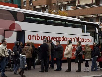 Vecinos de Gavà hacen cola para donar sangre para las víctimas de la explosión del miércoles.