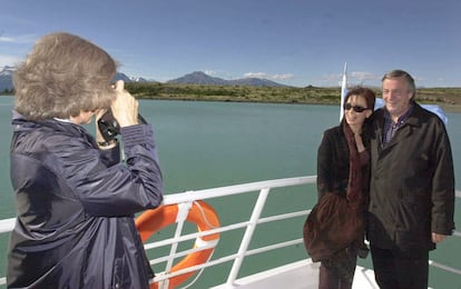 La reina Sofía fotografía al presidente Néstor Kirchner y su esposa, la senadora Cristina Fernández, durante la visita al glaciar Perito Moreno en noviembre de 2003.