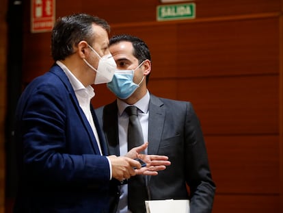 El vicepresidente regional, Ignacio Aguado y Alberto Reyero, consejero de Políticas Sociales, en la Asamblea de Madrid este jueves.