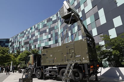 Un vehículo militar equipado con radar fabricado por Thales.